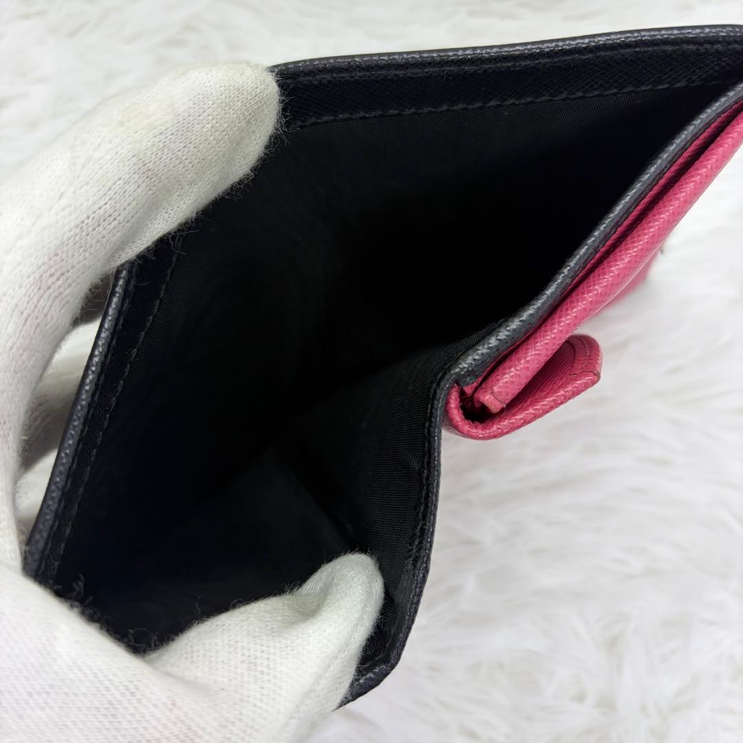 美品✨️プラダ 二つ折り財布 レザー バイカラー　サフィアーノ 黒 ピンク