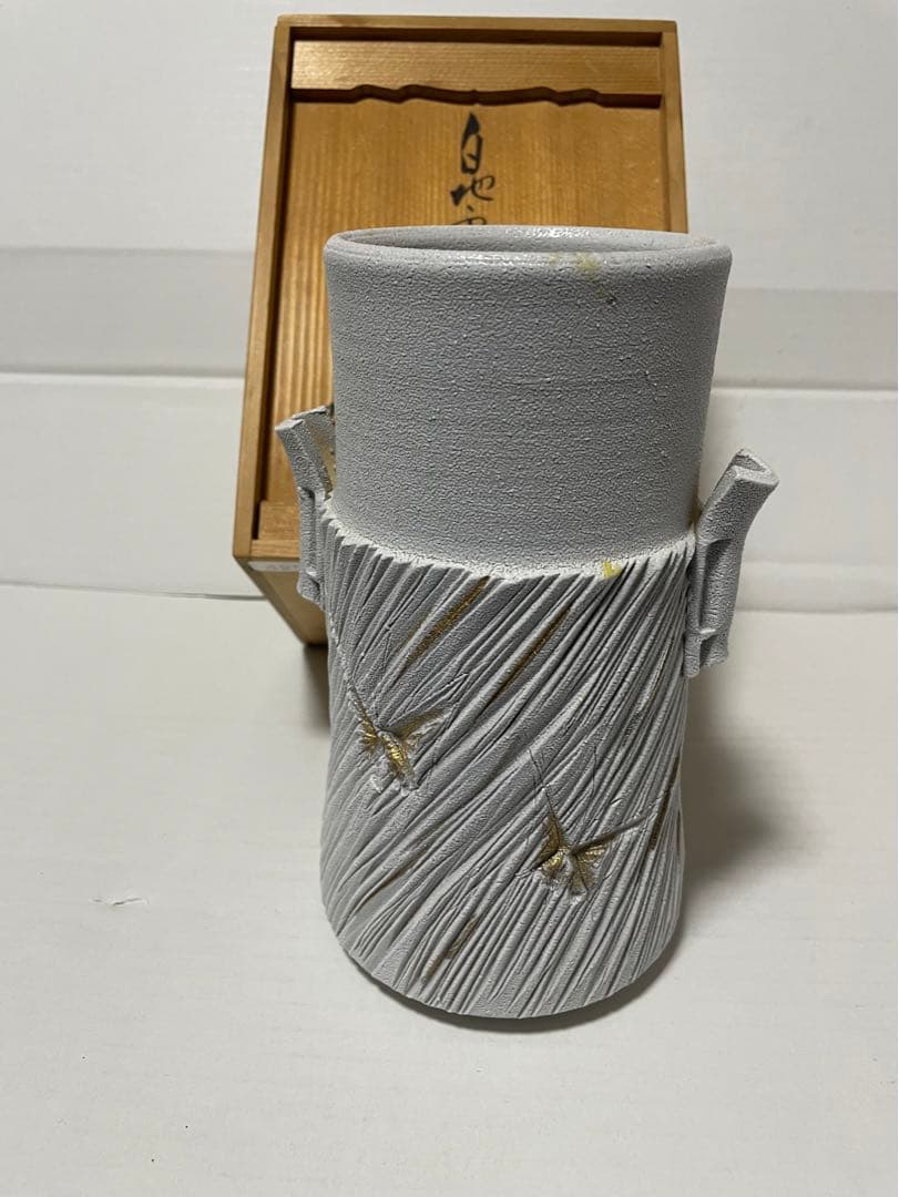 加藤釥　白地金彩蝶文花入