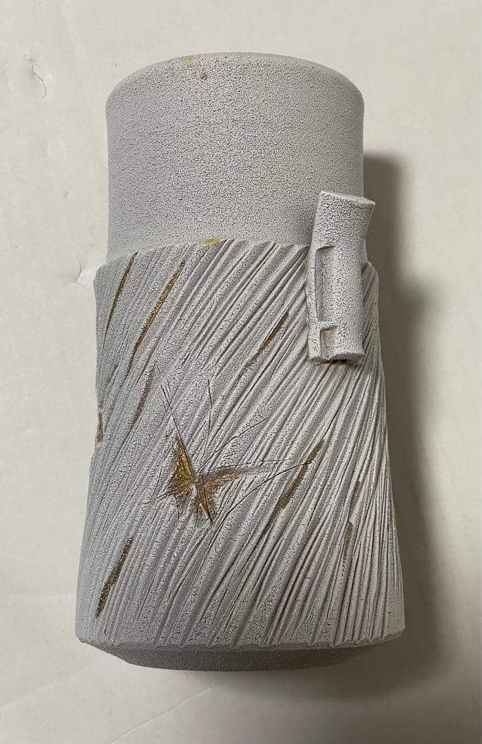 加藤釥　白地金彩蝶文花入