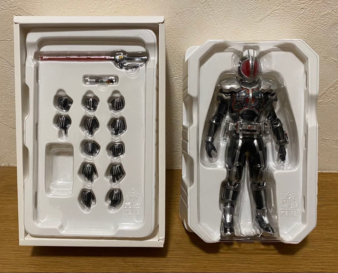 S.H.Figuarts 真骨彫 仮面ライダーファイズ アクセルフォーム 開封済