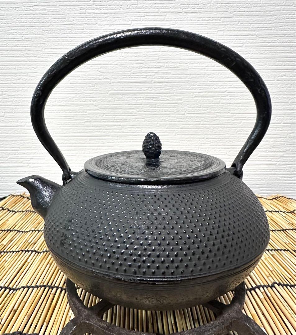 未使用品、供箱、付属品付　南部盛榮堂OIGEN造　算玉アラレ　南部鉄瓶　南部鉄器