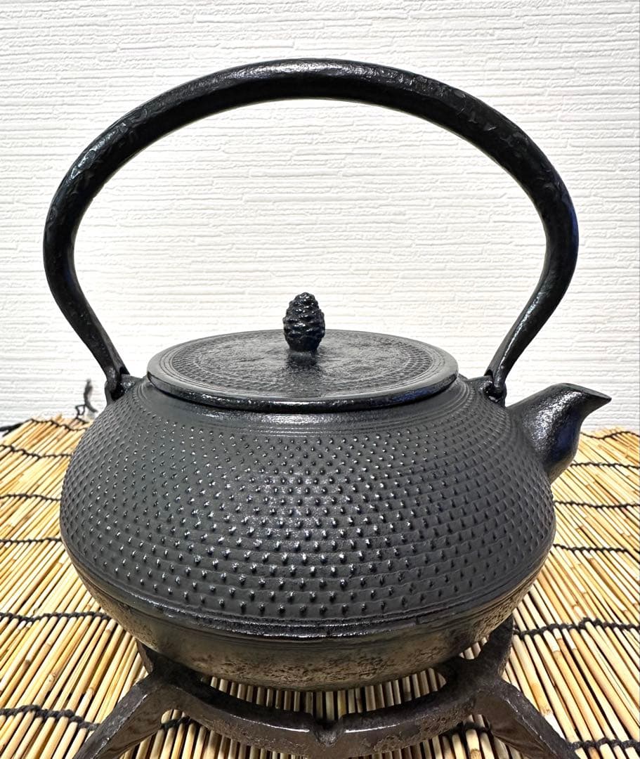 未使用品、供箱、付属品付　南部盛榮堂OIGEN造　算玉アラレ　南部鉄瓶　南部鉄器