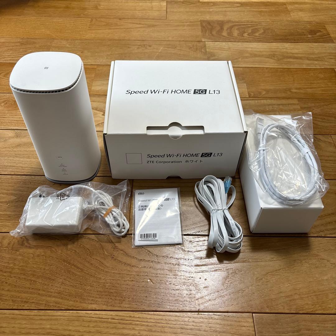 Speed Wi-Fi  5G L13 本体と付属品
