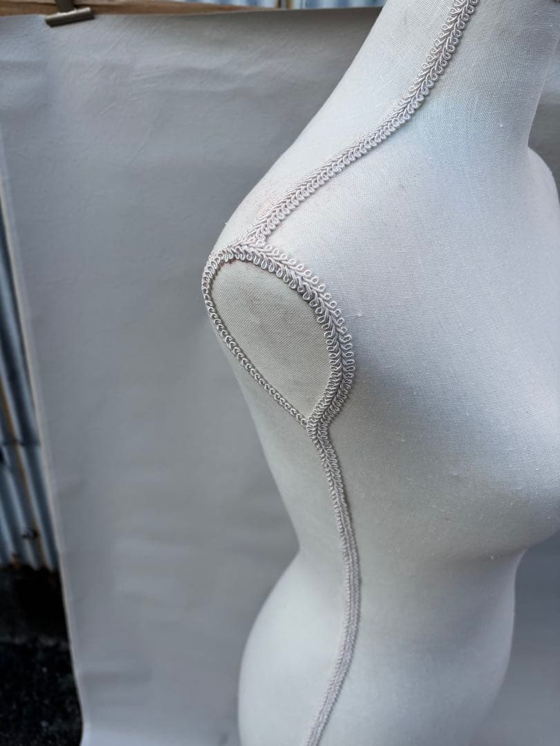 アンティーク なエレガントなトルソー　ボディー　マネキン女性用中型 ホワイト