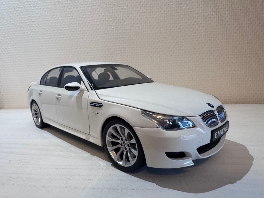 ミニカー KYOSHO BMW M5 Sedan 1:18