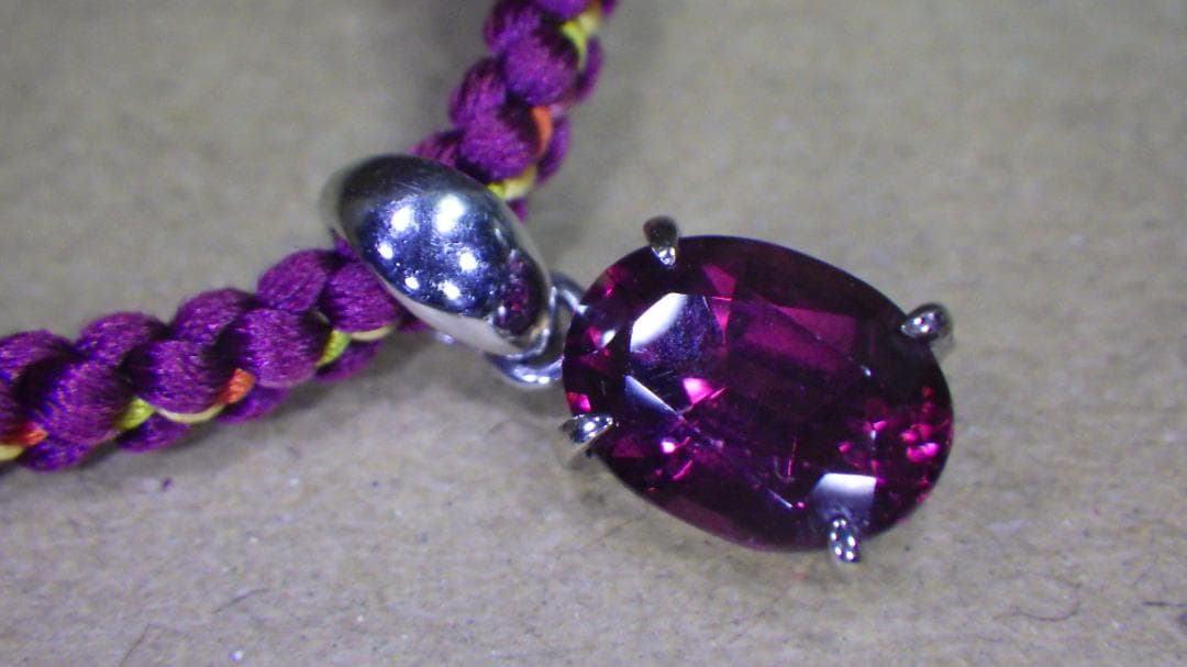 プラチナ pt900刻印 ガーネットのペンダント 3ｇ