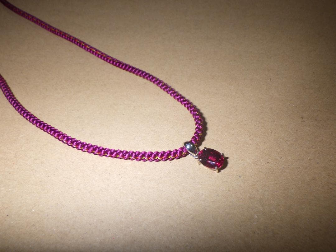 プラチナ pt900刻印 ガーネットのペンダント 3ｇ