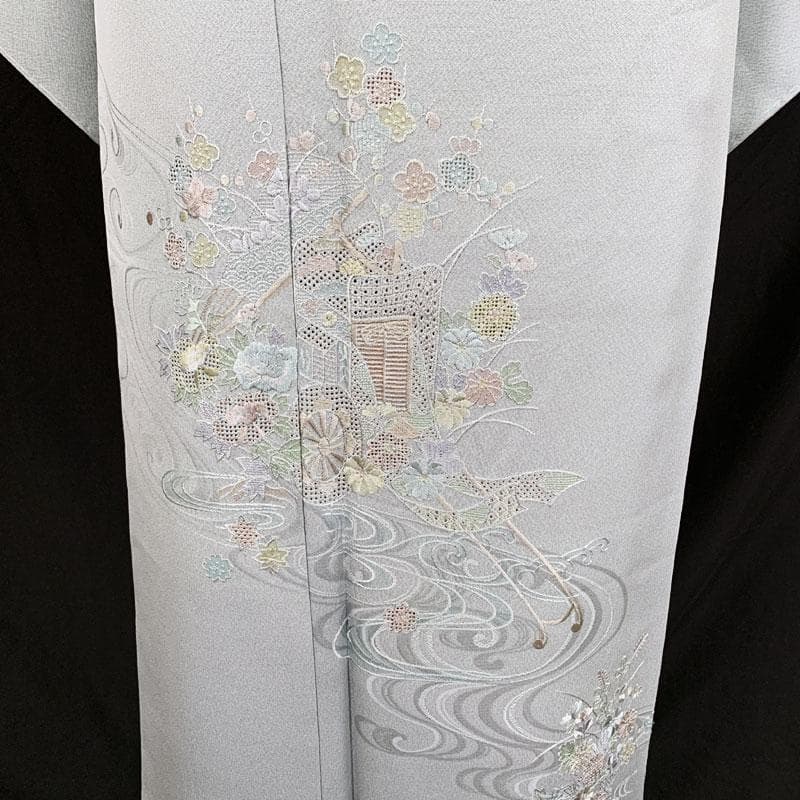 601mh53☆付下げ スワトウ刺繍 シンプル 水辺に花車 灰青☆しつけ付き美品