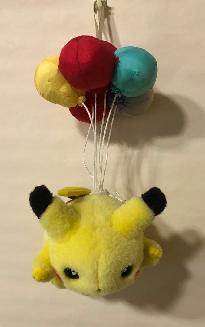 そらとぶピカチュウ　初期のぬいぐるみ TOMY