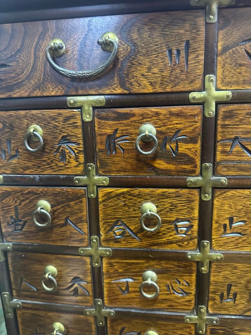 【希少】昔の薬箱箪笥 多引き出し 木製 真鍮金具 魚鍵付き 彫刻文字 古民家