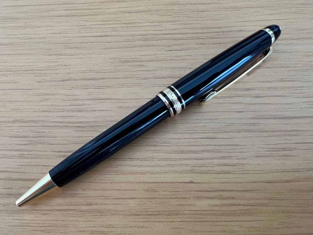 モンブラン　黒ボールペン 金色装飾付き