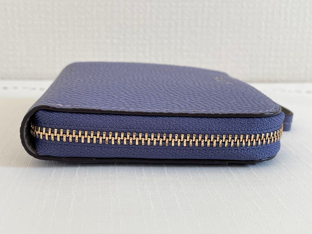 ペレボルサ　二つ折り財布