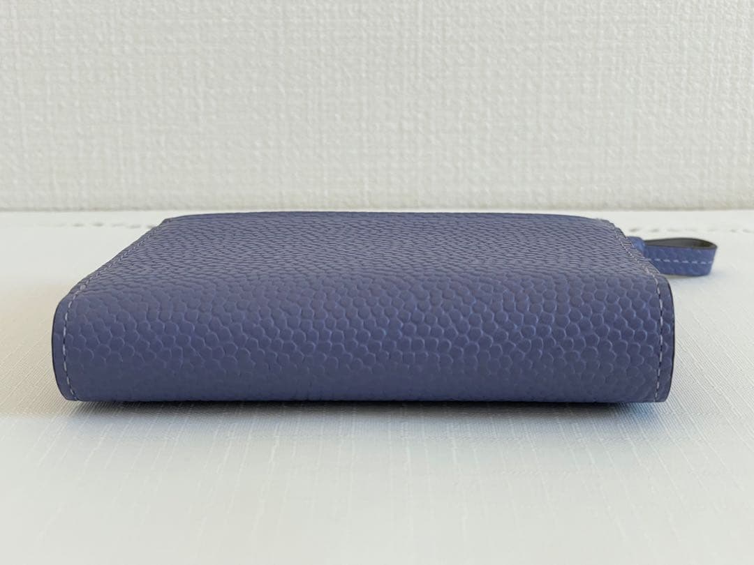 ペレボルサ　二つ折り財布