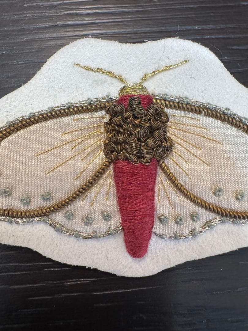 坂田あづみさんの刺繍 蛾 モチーフ ブローチ