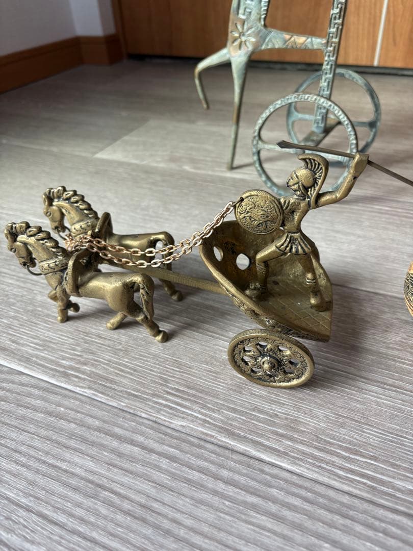 古代エジプトのブロンズ彫刻と陶器