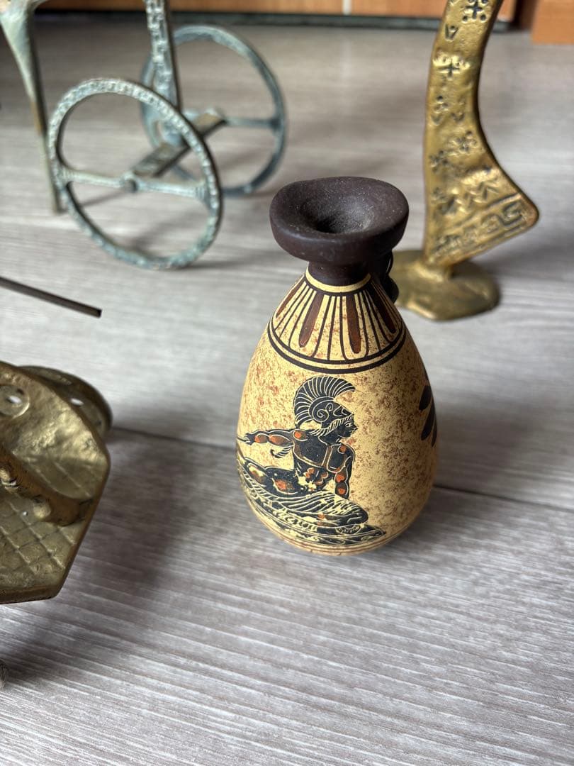 古代エジプトのブロンズ彫刻と陶器