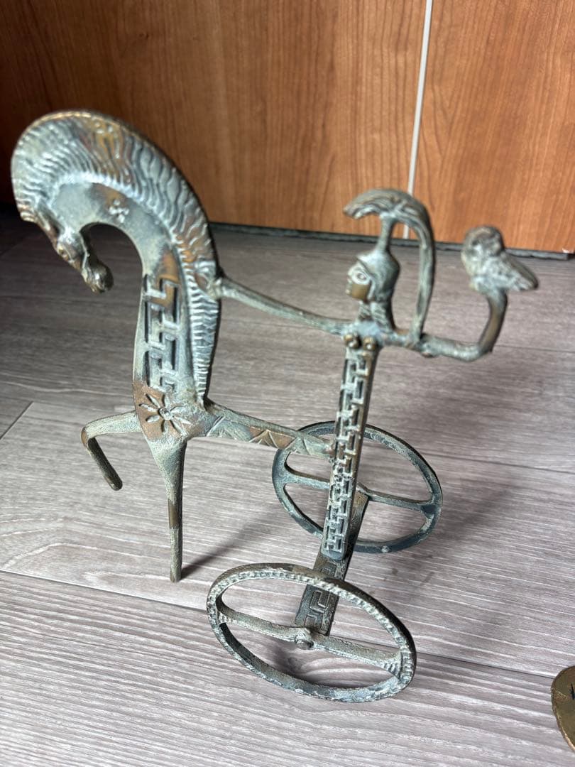 古代エジプトのブロンズ彫刻と陶器