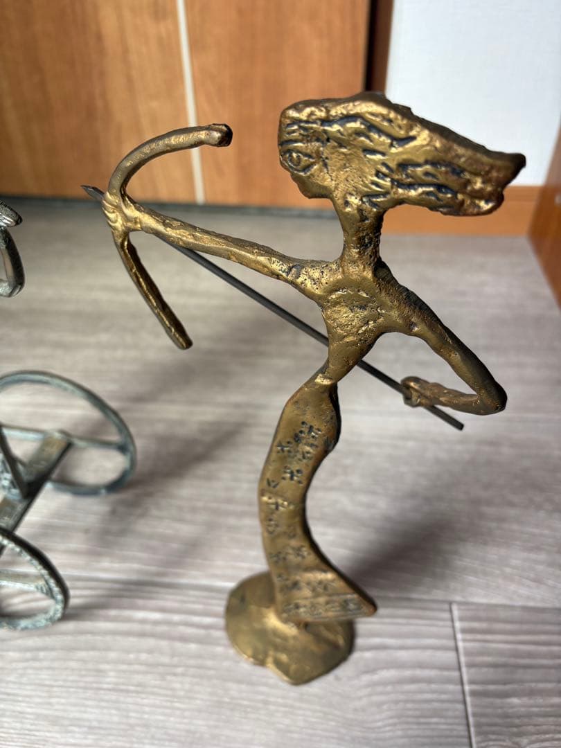 古代エジプトのブロンズ彫刻と陶器