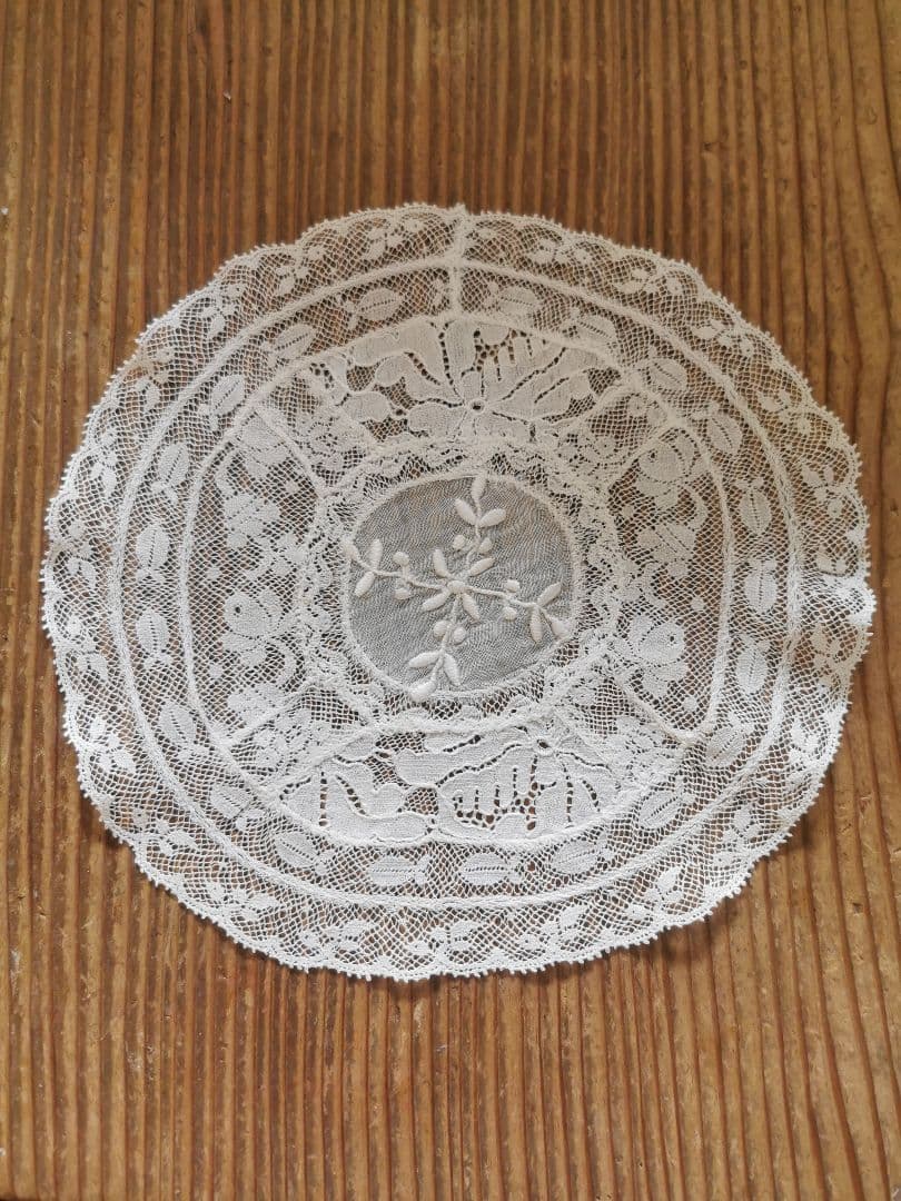 アンティーク ノルマンディーレースドイリー 魚影 薔薇の輪舞曲 草花の手刺繍