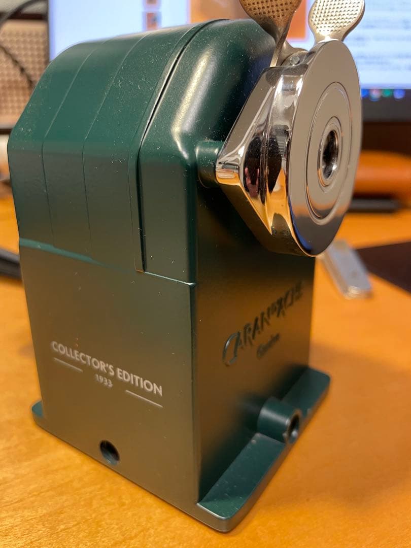 CARAN D'ACHE（カランダッシュ）メタルシャープナー ワンダーフォレスト