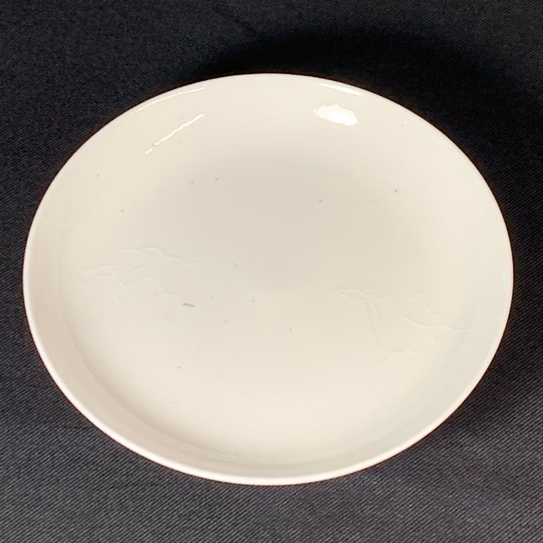 K633☆古伊万里名品 柿右衛門 白磁 陽刻鹿文 三つ足 4.5㎜ 中皿 前期