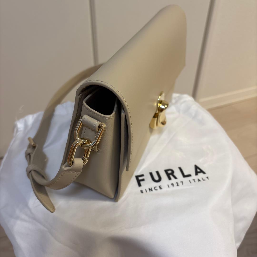 FURLA ベージュ レザー ショルダーバッグ