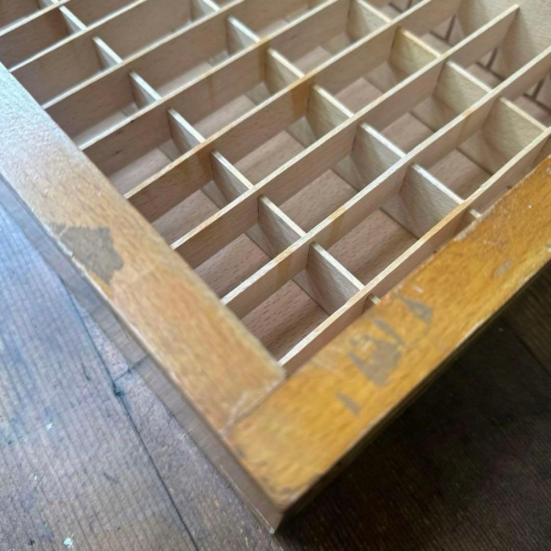 アンティーク イニシャルテープの木製棚、小分け引き出し、ディスプレイボックス