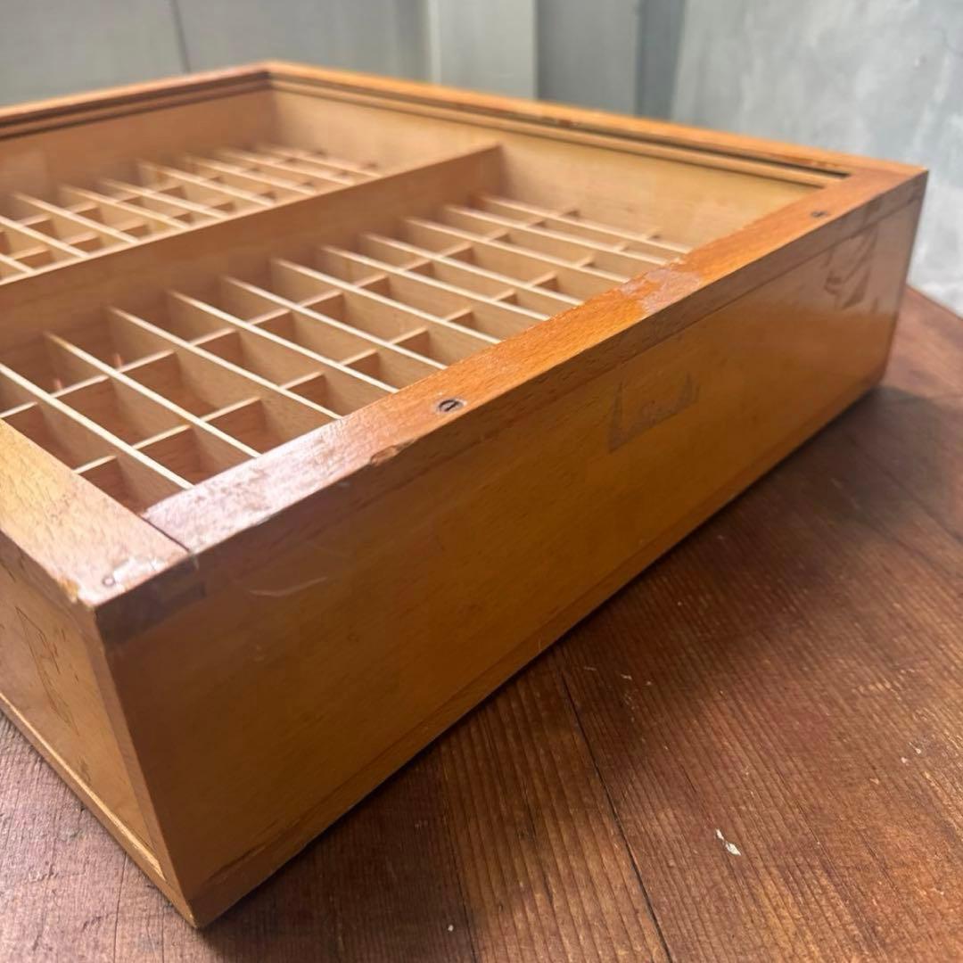 アンティーク イニシャルテープの木製棚、小分け引き出し、ディスプレイボックス