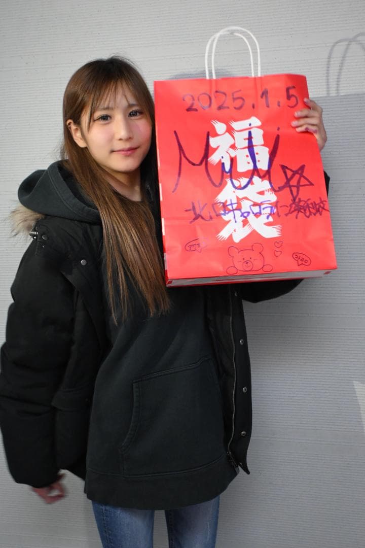 北口キャロライン美利衣　お宝私物2品とサンタ衣装とサイン入り紙袋