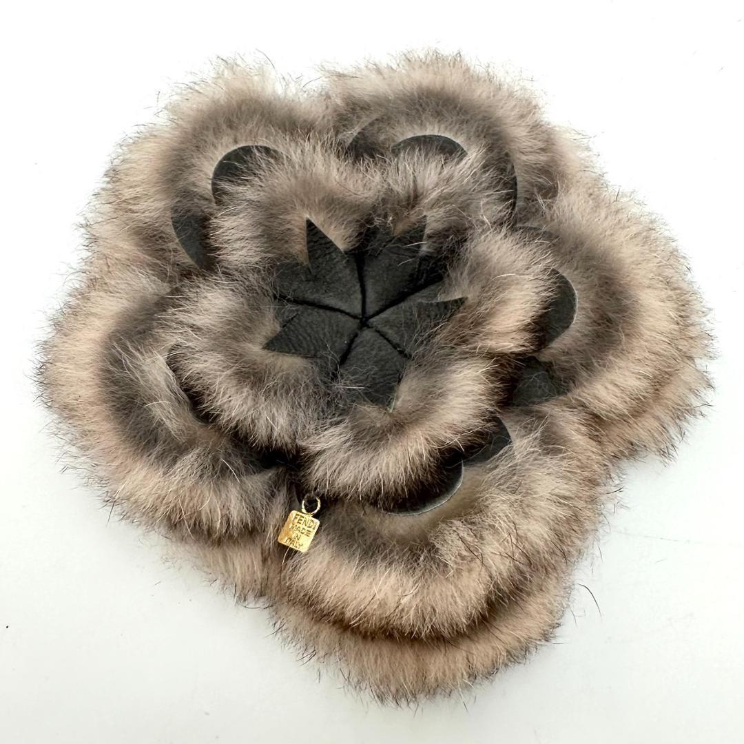 FENDI フェンディ ラビットファー カメリア フラワー コサージュ ブローチ