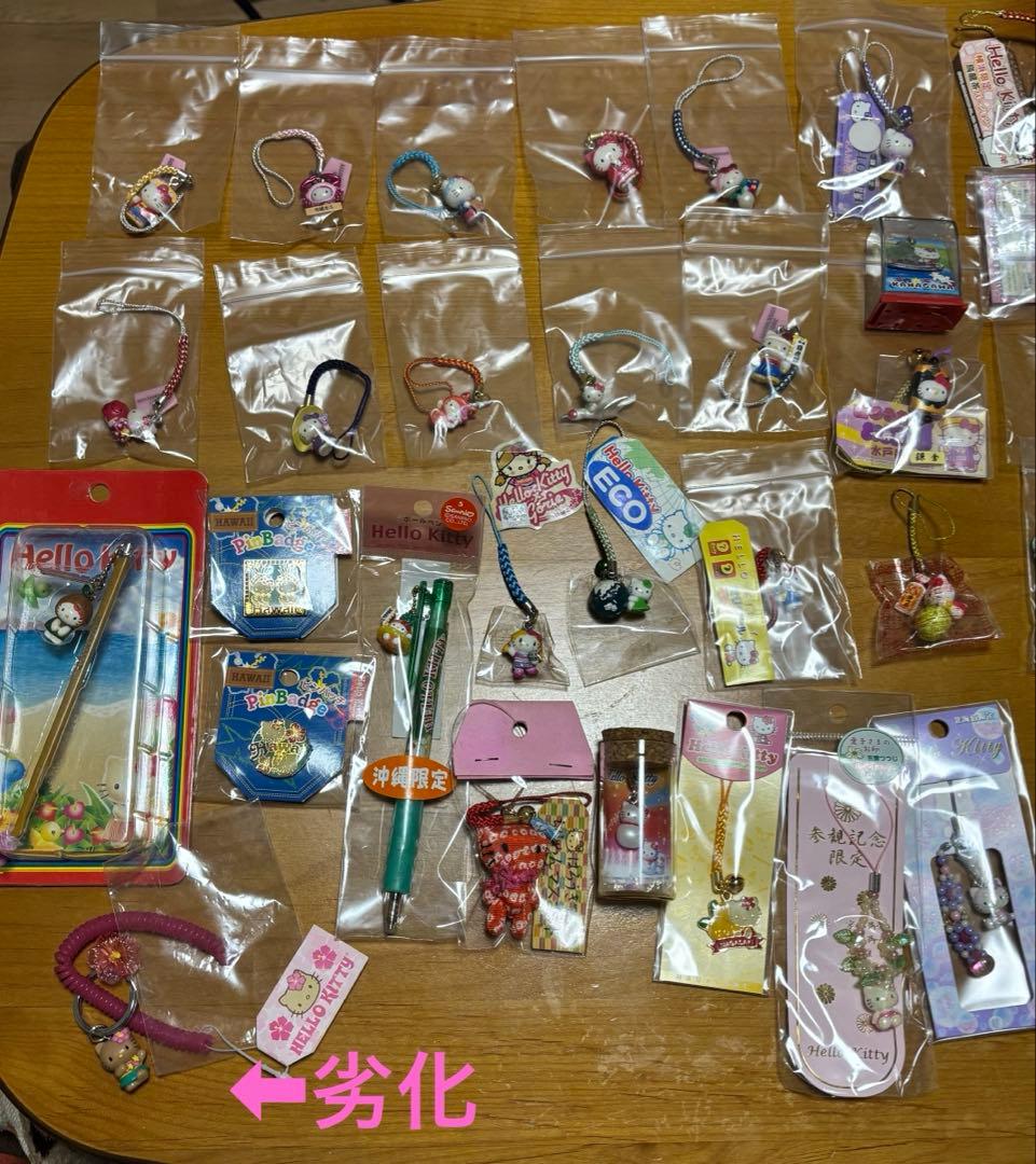【まとめ売り】ハローキティご当地キティストラップ&グッズ147個セット+本