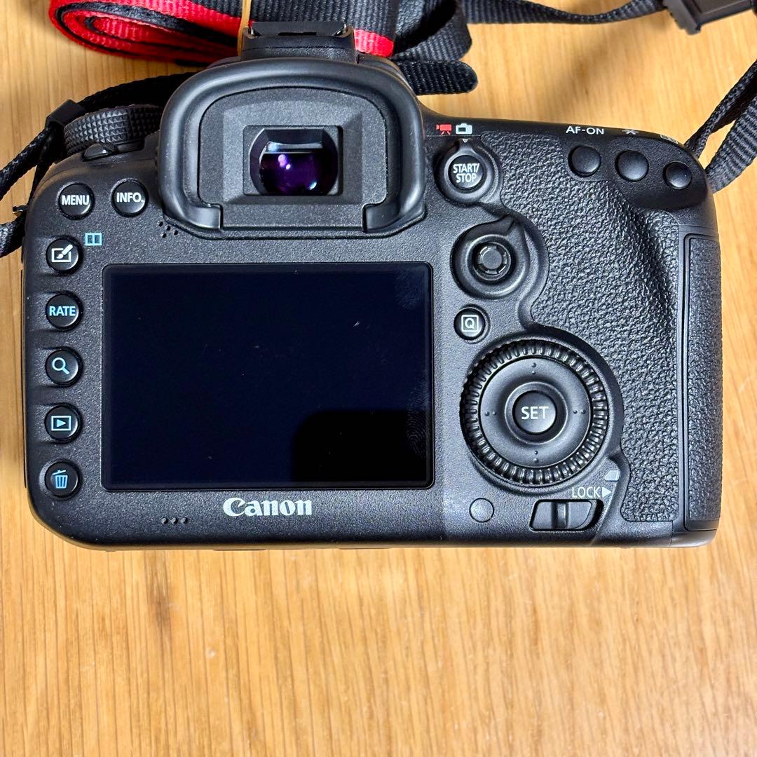 美品! Canon EOS 7D Mark II ボディ 純正バッテリー2個