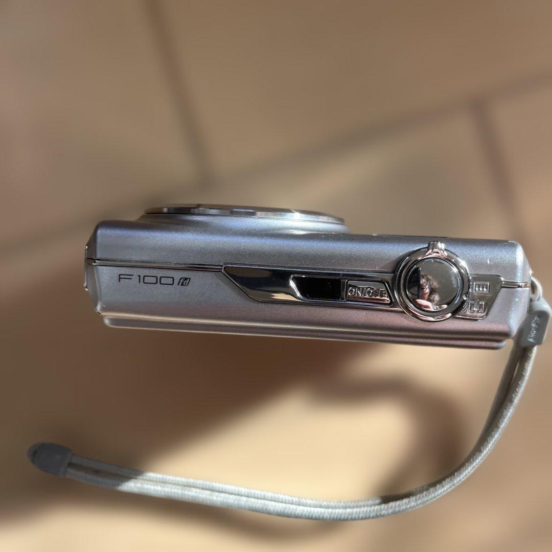 Fujifilm FinePix F100 コンパクトデジタルカメラ