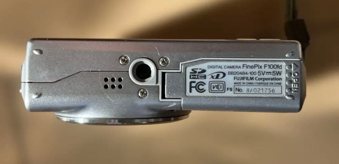 Fujifilm FinePix F100 コンパクトデジタルカメラ