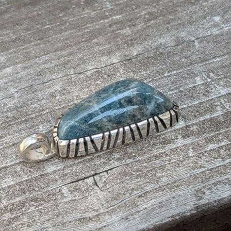 ハンドメイドの入りコン沢トップ　ペンダントトップ　糸魚川翡翠