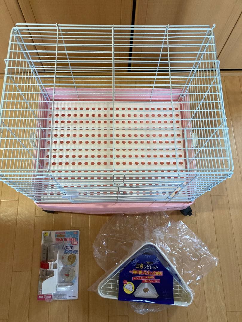 未使用 ピンクのウサギ飼育用ゲージ、三角トイレ、ドリンカー