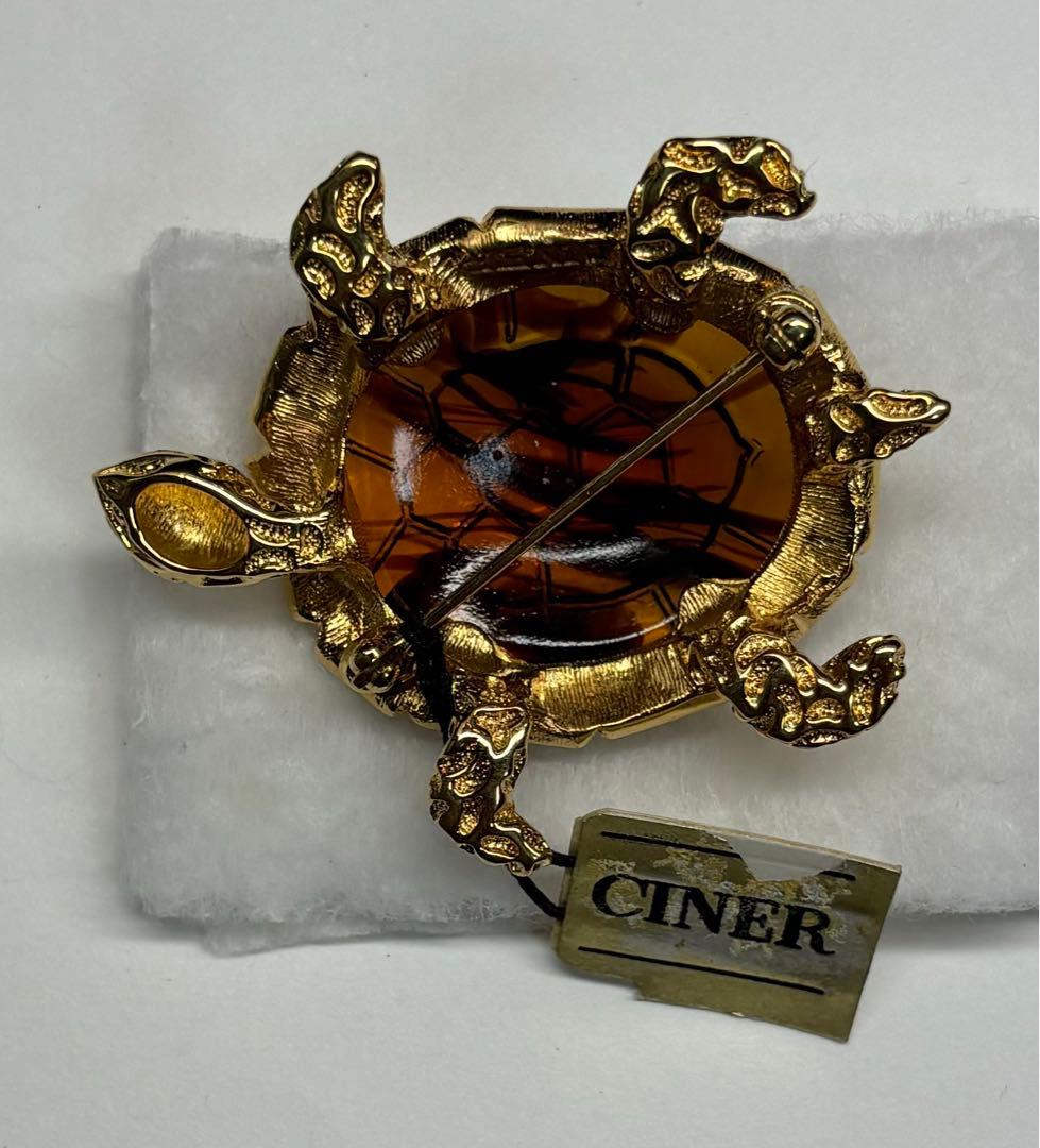 CINER カメ ブローチ