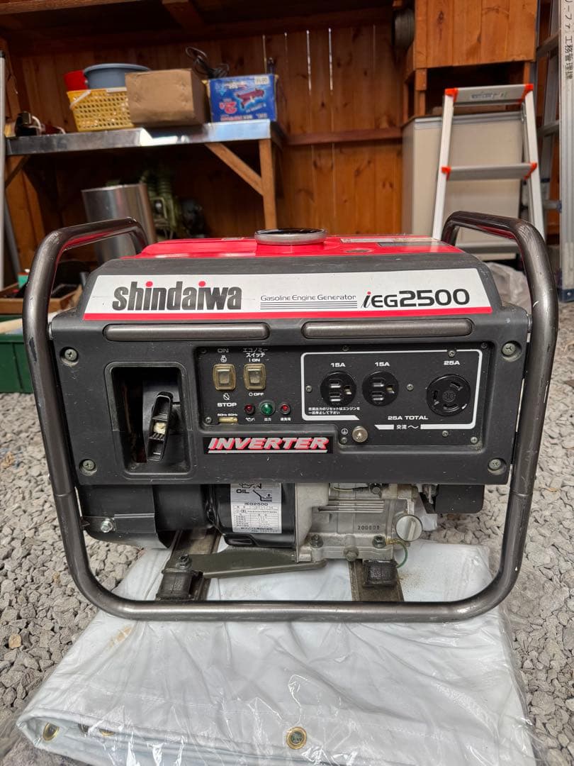 美品【Shindaiwa iEG2500】 ガソリンエンジン インバーター発電機