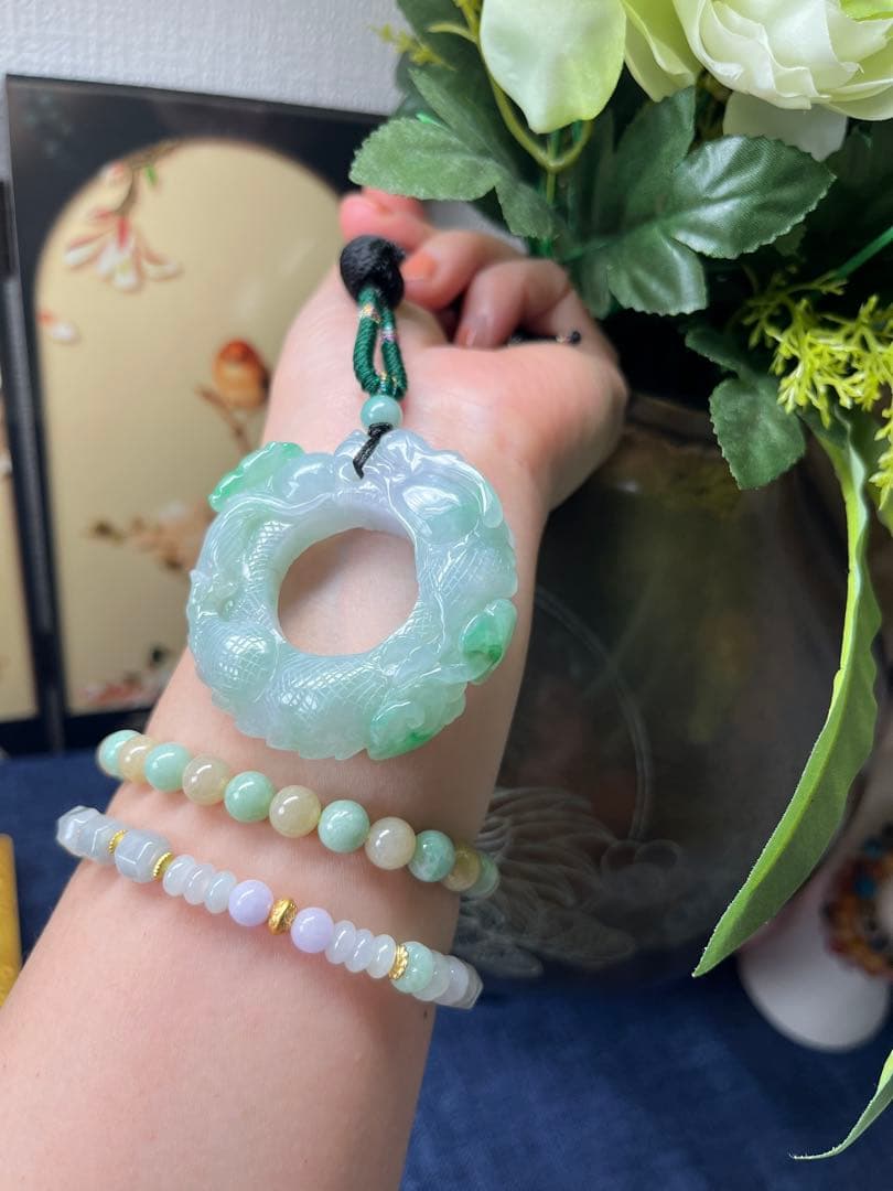 ミャンマー産本翡翠　厚重感有り、爽やかな氷種春帯彩開運飛龍の龍環　鑑定書付き