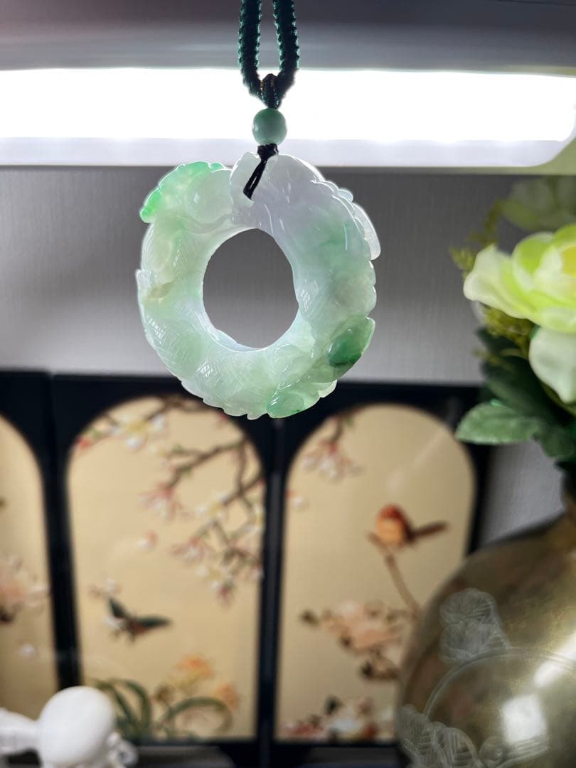 ミャンマー産本翡翠　厚重感有り、爽やかな氷種春帯彩開運飛龍の龍環　鑑定書付き