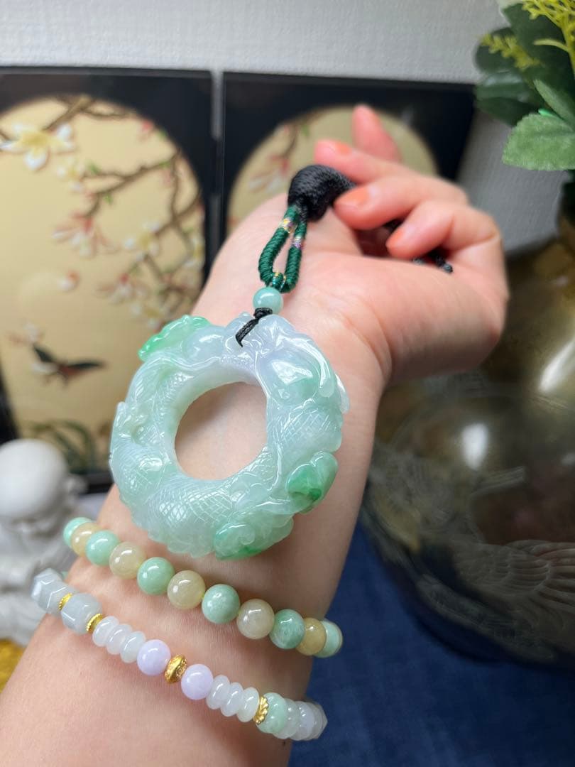 ミャンマー産本翡翠　厚重感有り、爽やかな氷種春帯彩開運飛龍の龍環　鑑定書付き