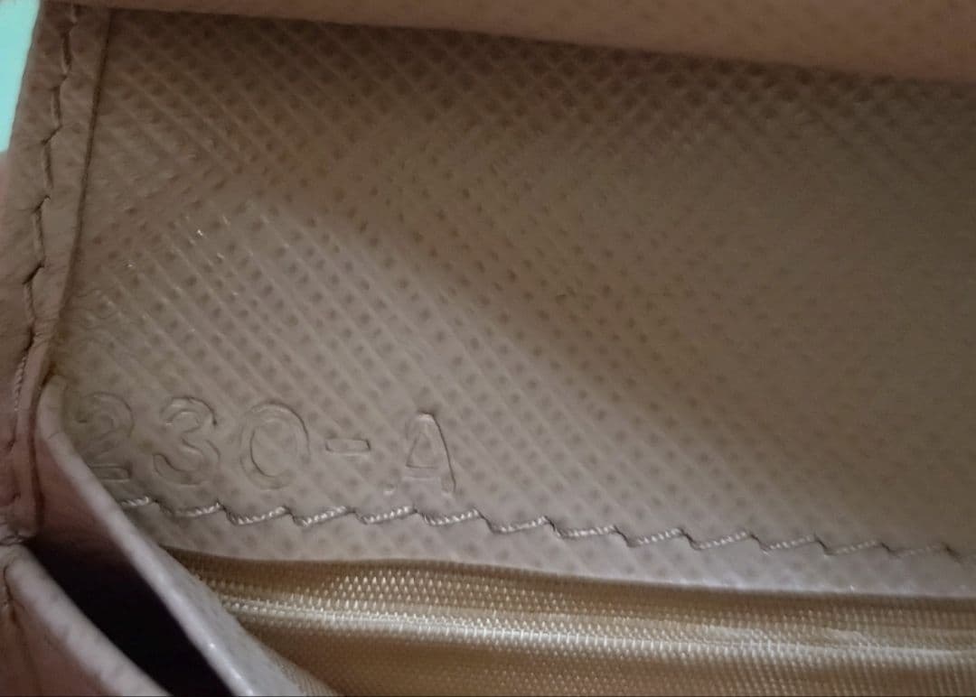 プラダ 2つ折り財布 金ロゴ バイカラー サフィアーノ