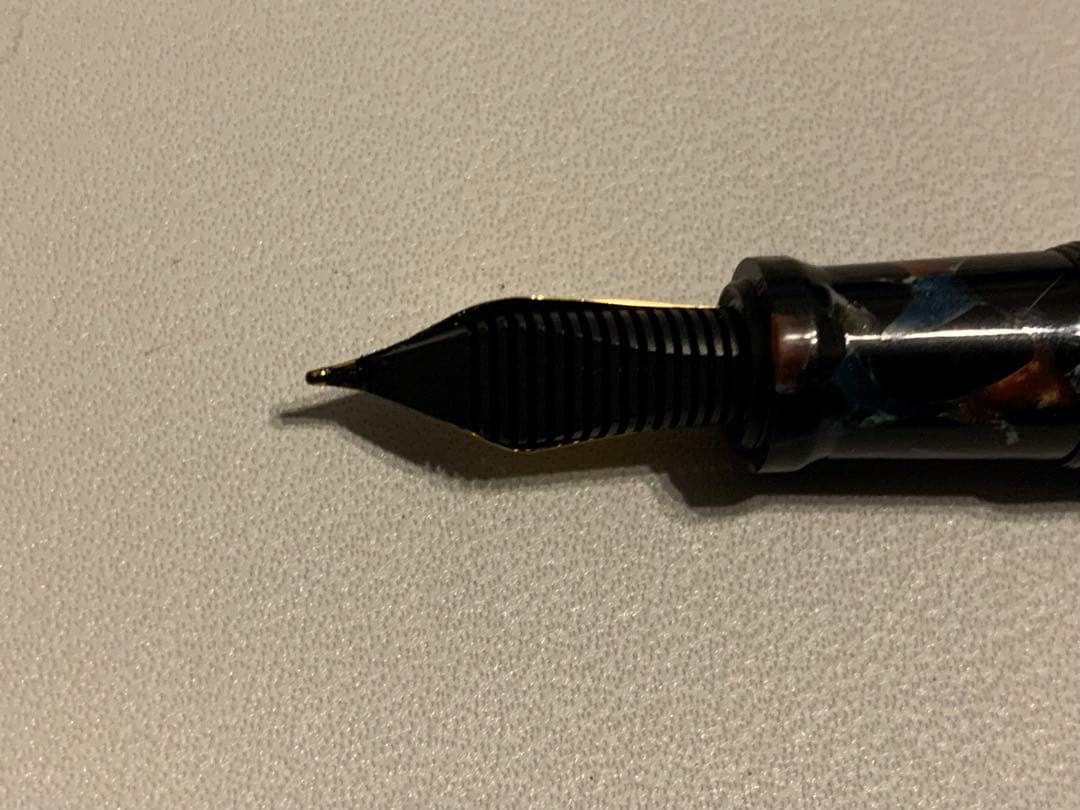 黒と青のマーブル模様 万年筆