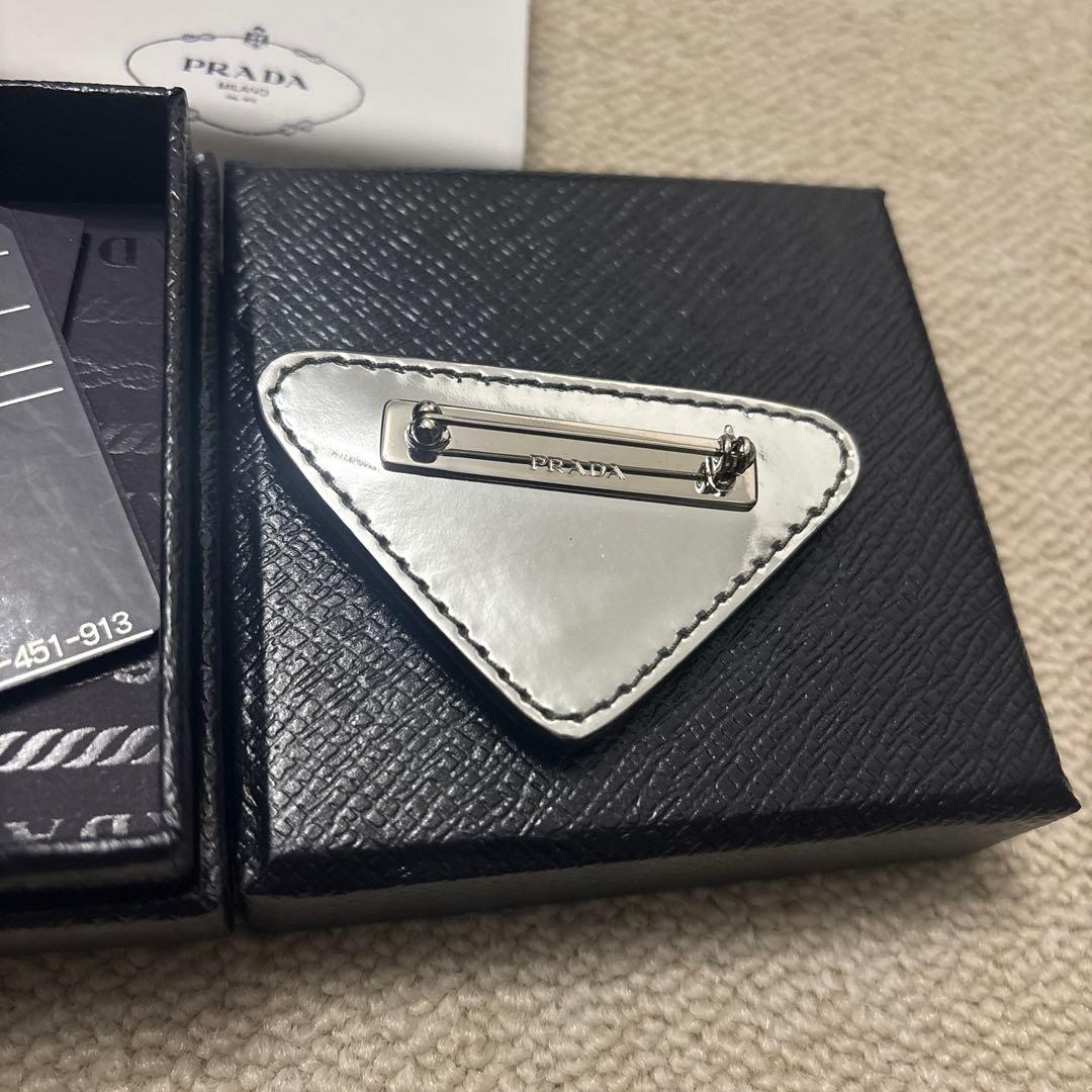 PRADA 三角形　トライアングル　ブローチ