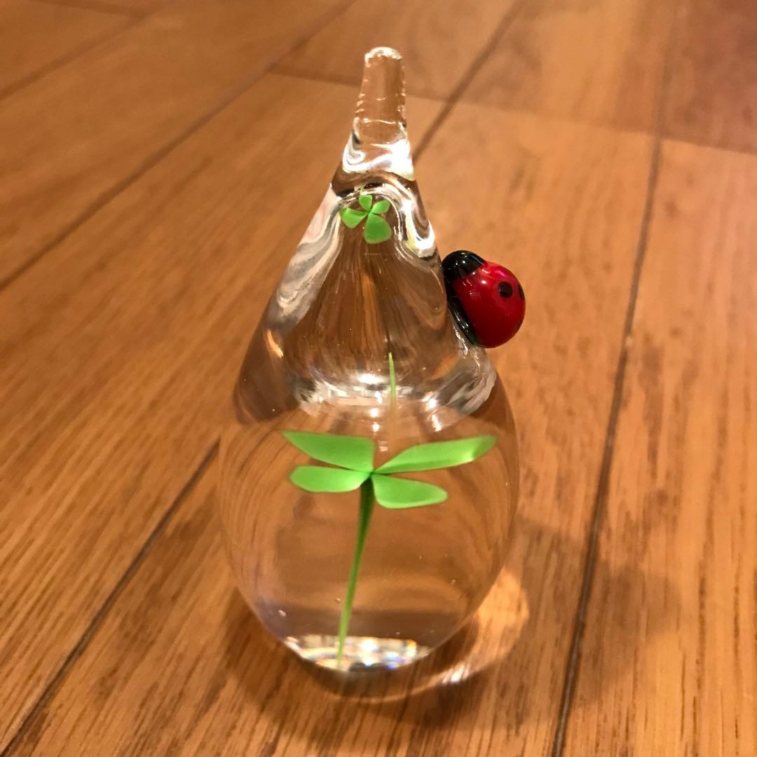イイノナホ　ペーパーウェイト　ガラス　クローバー　てんとう虫