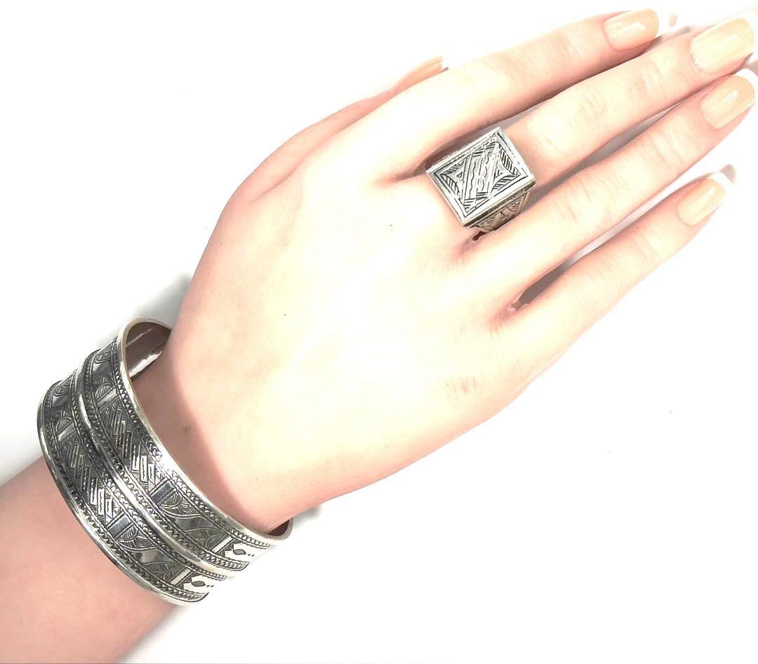 トゥアレグ族　ハンドメイド　シルバーバングル