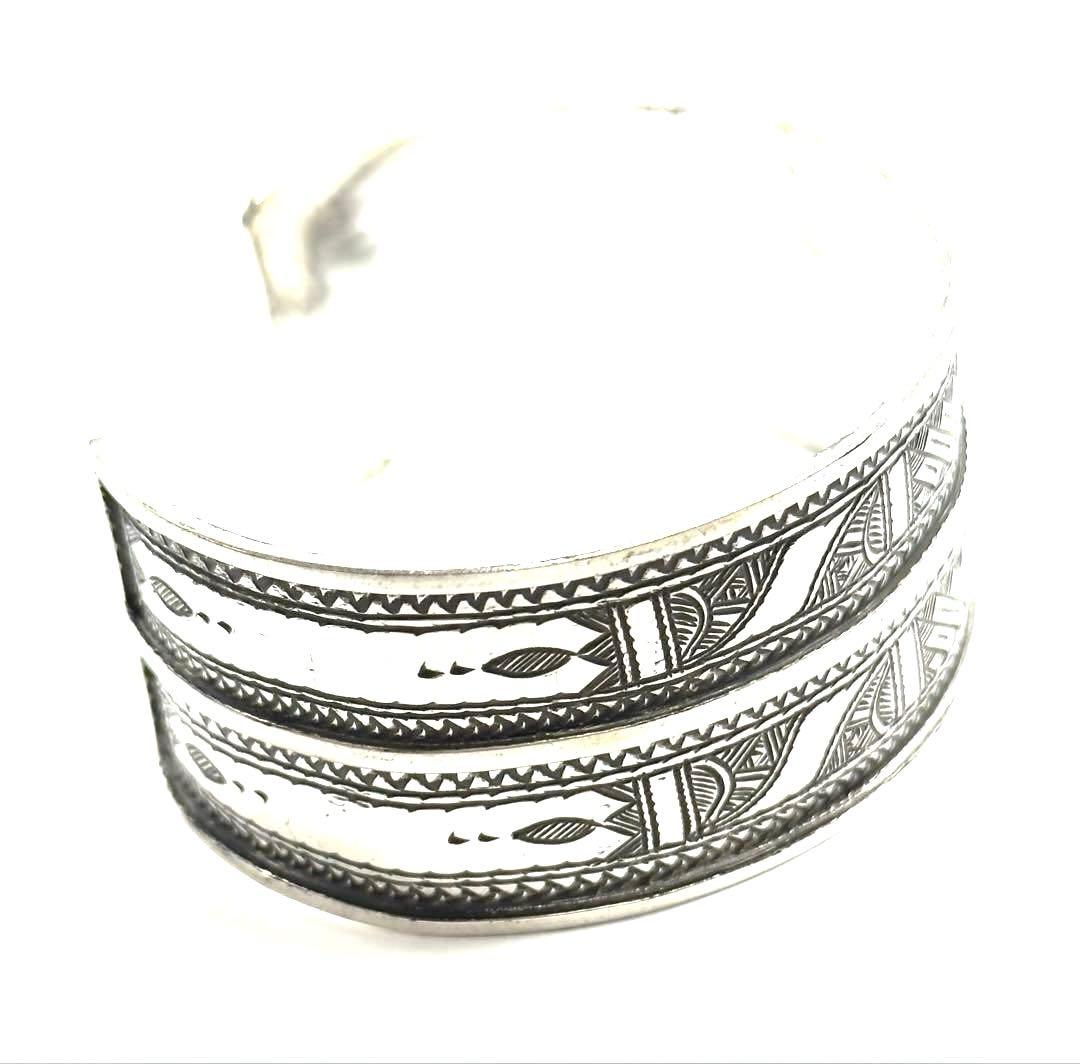 トゥアレグ族　ハンドメイド　シルバーバングル