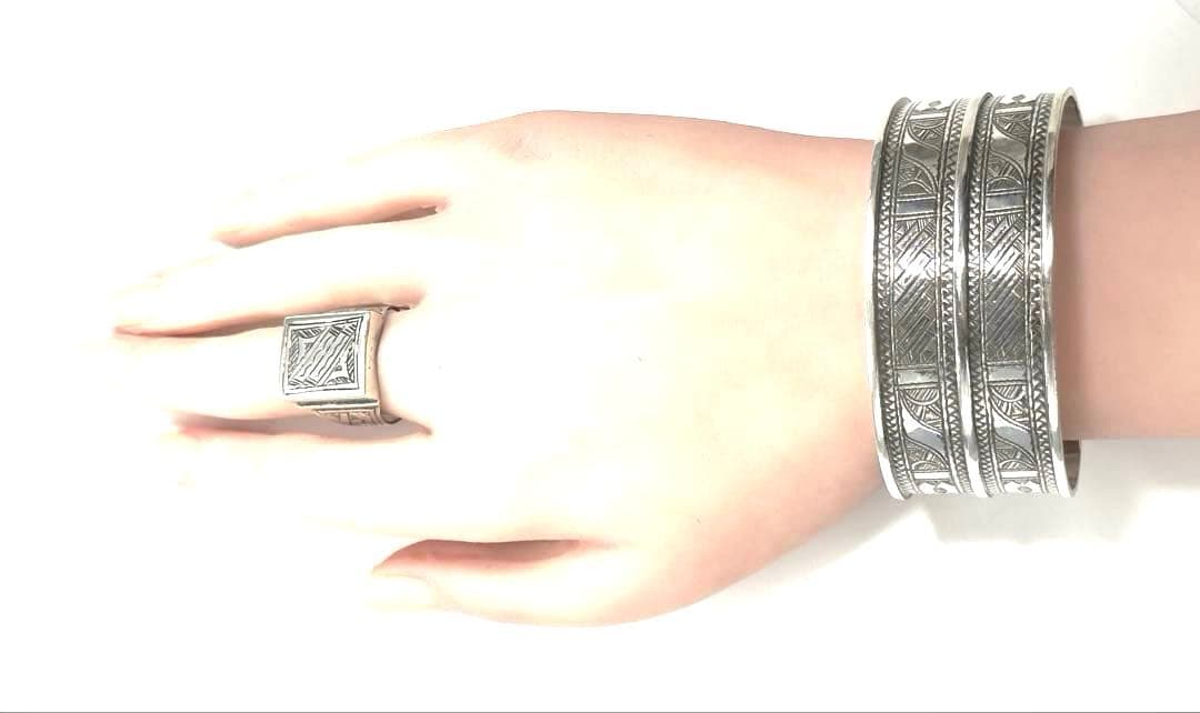 トゥアレグ族　ハンドメイド　シルバーバングル