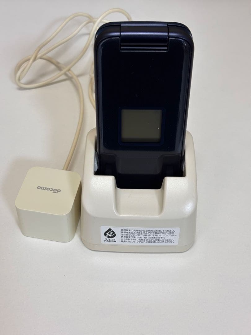 docomo らくらくホン F-02L 黒 折りたたみ式 ガラケー