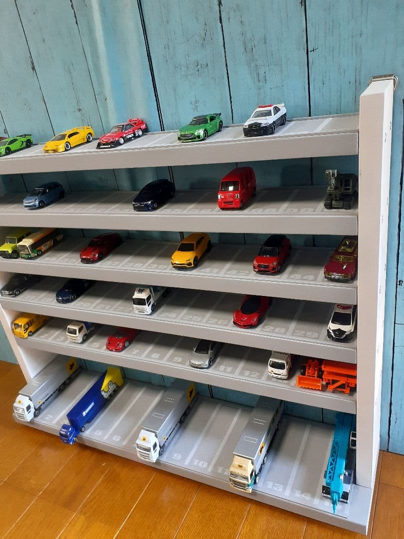 自作トミカ収納棚6段75台1段目ロングトミカ仕様